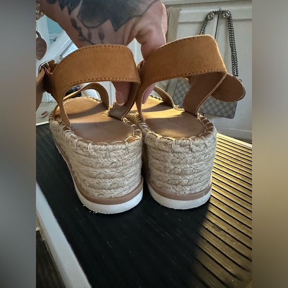 Universal Threads Sandals. Size 6.5 - Picture 5 of 6